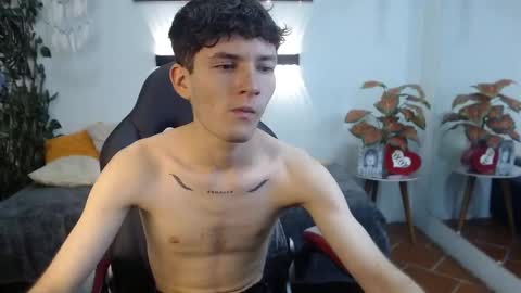 Snapshot of trevor_mob chatting on March 25, 7:20 pm trevor_mob online show from March 25, 7:20 pm