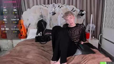 Snapshot of trevorbenson chatting on October 24, 3:03 am TrevorBenson online show from October 24, 3:03 am