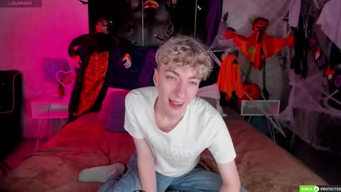 Snapshot of trevorbenson chatting on October 26, 6:03 pm TrevorBenson online show from October 26, 6:03 pm