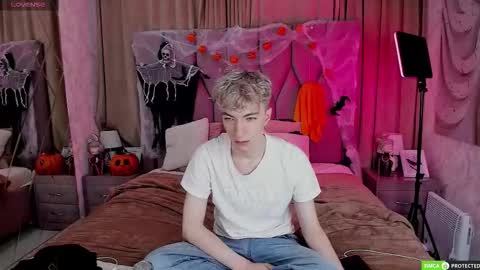 Snapshot of trevorbenson chatting on October 28, 3:21 am TrevorBenson online show from October 28, 3:21 am