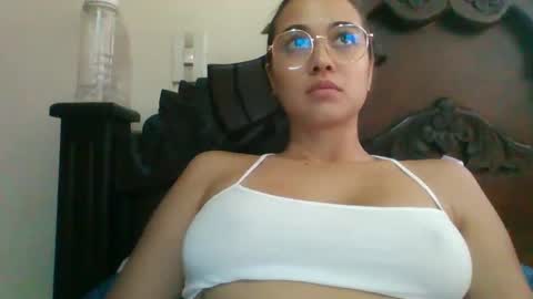 triana_bell online show from December 5, 4:23 pm