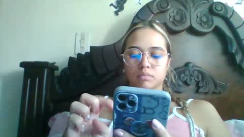 triana_bell online show from December 9, 4:47 pm