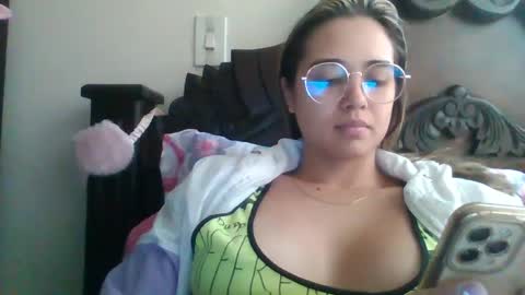 triana_bell online show from December 16, 6:38 pm