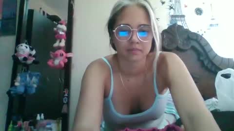 triana_bell online show from December 22, 4:38 pm