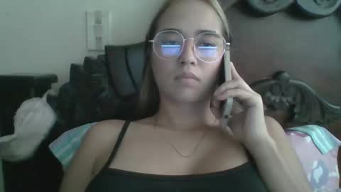 triana_bell online show from November 19, 5:02 pm