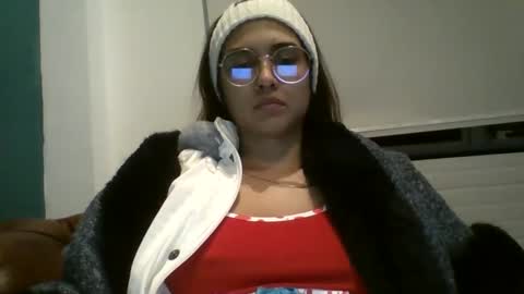 triana_bell online show from December 1, 1:32 am