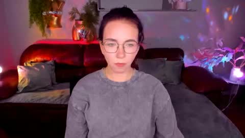 TriciaDaisy online show from June 15, 9:33 am