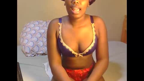 Snapshot of trina_z chatting on June 4, 9:54 pm trina_z online show from June 4, 9:54 pm