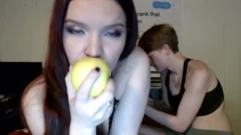 Snapshot of trixieloxs chatting on February 24, 2:40 am Trixie 3 online show from February 24, 2:40 am