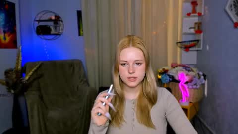 Snapshot of trixy_melison chatting on March 13, 1:18 pm Trixy online show from March 13, 1:18 pm