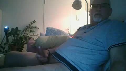 Snapshot of trukturk chatting on April 27, 8:29 pm trukturk online show from April 27, 8:29 pm