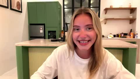 Mia online show from January 15, 11:26 am