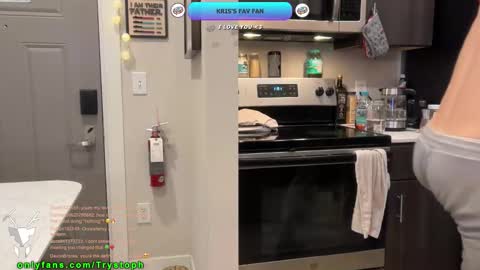 Snapshot of trystoph chatting on November 6, 4:52 pm Treistoph online show from November 6, 4:52 pm