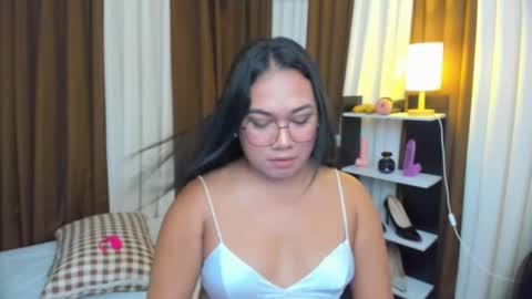 Karen Oquio online show from October 1, 5:46 am