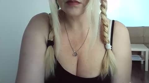 Snapshot of ttrnynela chatting on February 19, 7:59 am Ttrnynela online show from February 19, 7:59 am