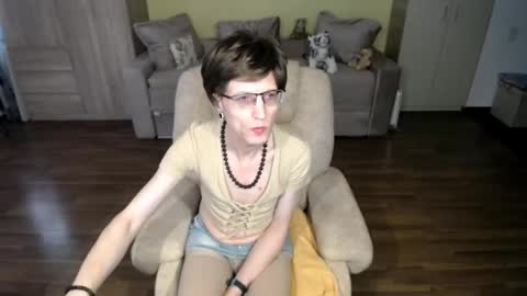 Snapshot of tvclementine chatting on April 16, 7:53 am Clementine online show from April 16, 7:53 am