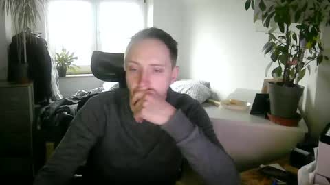 Snapshot of tw1ky9o chatting on December 16, 9:14 am Tobi online show from December 16, 9:14 am