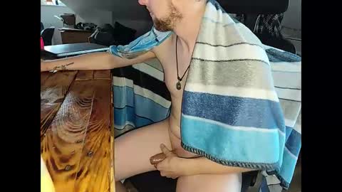 Snapshot of tw1ky9o chatting on December 4, 8:01 am Tobi online show from December 4, 8:01 am