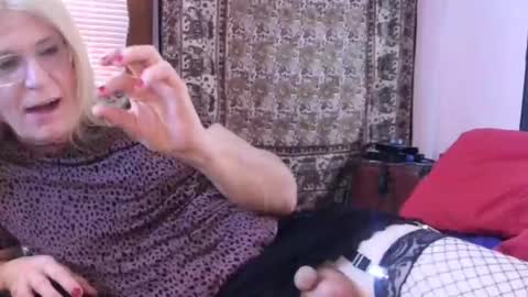 Snapshot of twin53 chatting on December 14, 2:33 pm Kitten online show from December 14, 2:33 pm