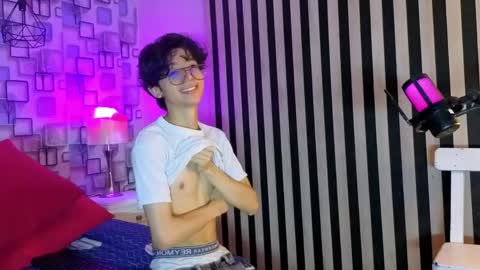 Snapshot of twink_sebas7 chatting on April 19, 12:26 pm Sebastin online show from April 19, 12:26 pm