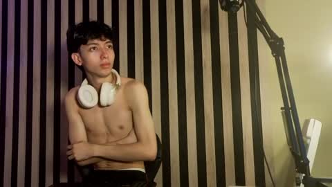 Snapshot of twink_sebas7 chatting on June 4, 12:11 pm Sebastin online show from June 4, 12:11 pm