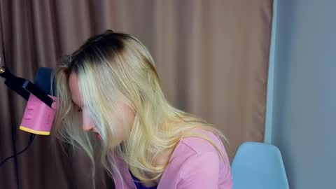 Snapshot of twinkleshinee chatting on May 14, 7:09 pm Mary online show from May 14, 7:09 pm
