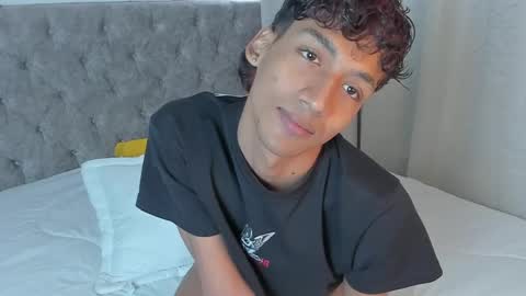 twinksboys_23 online show from May 7, 1:27 pm