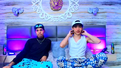 twinslovers_ online show from September 16, 7:59 pm