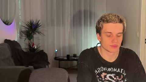 Snapshot of twl8vibe chatting on March 26, 10:59 pm Molly and Nick online show from March 26, 10:59 pm