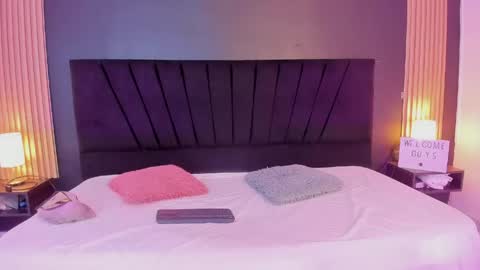 twodolls18 online show from June 6, 5:23 am