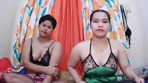 Snapshot of twowetcuties chatting on February 19, 11:36 pm Lyn and lea online show from February 19, 11:36 pm