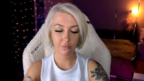 Miley online show from December 7, 1:51 pm