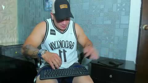 Snapshot of tyleer_scot chatting on March 24, 7:52 pm Tyleer Scot online show from March 24, 7:52 pm