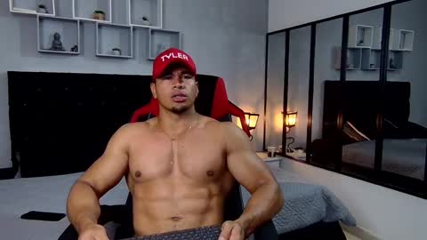 tyler_hank1 online show from March 5, 8:54 am