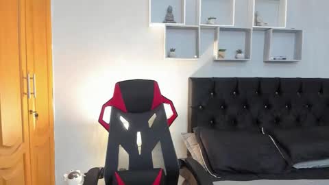 tyler_hank1 online show from March 17, 3:44 am