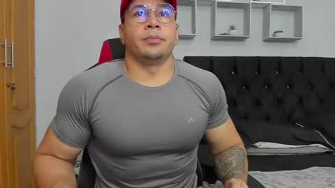 tyler_hank1 online show from June 14, 3:36 pm
