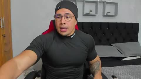 tyler_hank1 online show from June 15, 10:45 pm