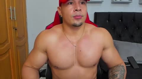 tyler_hank1 online show from June 25, 5:12 am