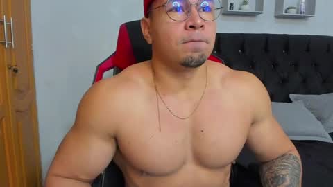 tyler_hank1 online show from June 25, 9:41 pm