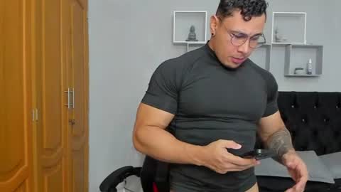 tyler_hank1 online show from June 27, 12:48 am