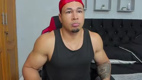 tyler_hank1 online show from July 4, 9:37 am