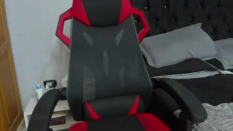 tyler_hank1 online show from July 15, 10:37 pm