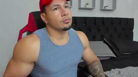 tyler_hank1 online show from July 19, 12:14 am