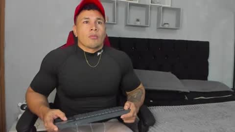 tyler_hank1 online show from July 29, 2:21 am