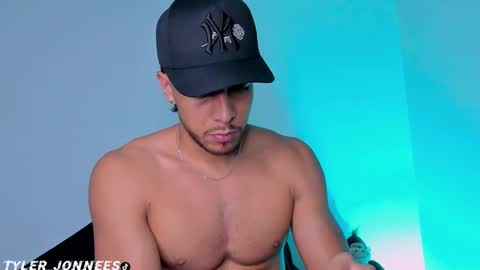 Snapshot of tyler_jonnes chatting on February 19, 4:30 am Tyler online show from February 19, 4:30 am