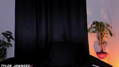 Snapshot of tyler_jonnes chatting on March 17, 1:32 am Tyler online show from March 17, 1:32 am
