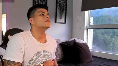 Snapshot of tyler_muscle chatting on December 3, 10:18 pm David online show from December 3, 10:18 pm