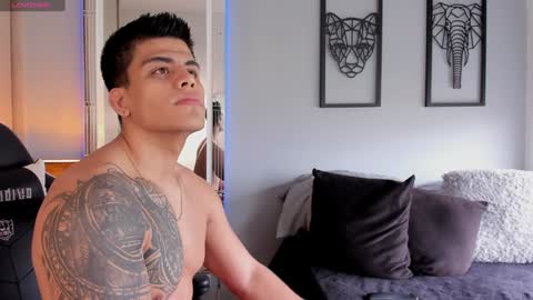 Snapshot of tyler_muscle chatting on December 14, 2:21 pm David online show from December 14, 2:21 pm