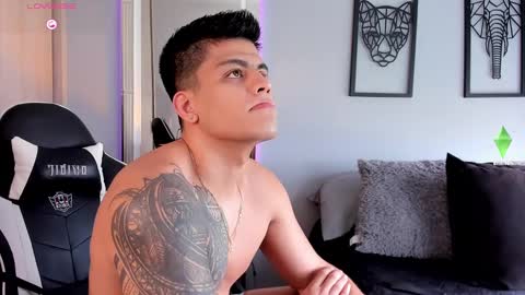 Snapshot of tyler_muscle chatting on December 24, 1:17 pm David online show from December 24, 1:17 pm