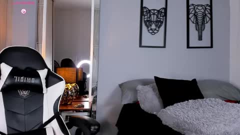 Snapshot of tyler_muscle chatting on January 31, 3:52 am David online show from January 31, 3:52 am